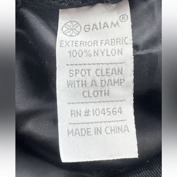 Gaiam Yoga Sidekick Waist Pack Belt Waist Bag All Black crossbody Purse Logo EUC - Picture 7 of 7